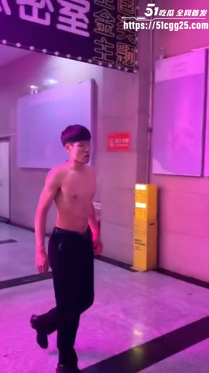 精神小伙1v3街头群殴1
