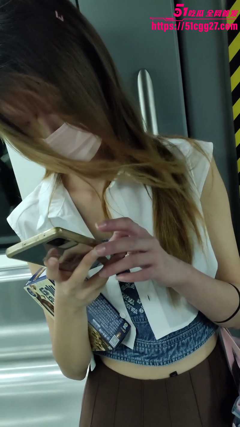 黑丝短裙小姐姐真空逛街被抄底01