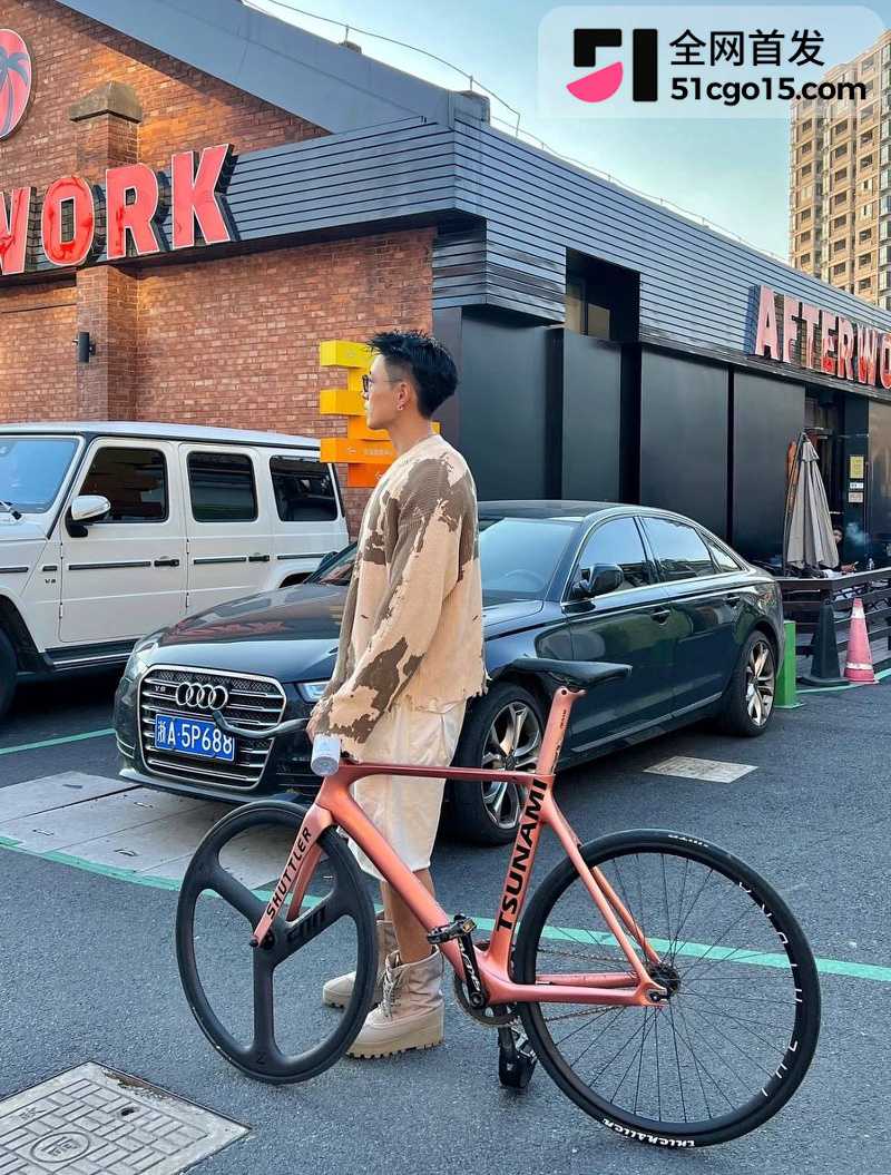 老戴砸钱整容养出百万网红10