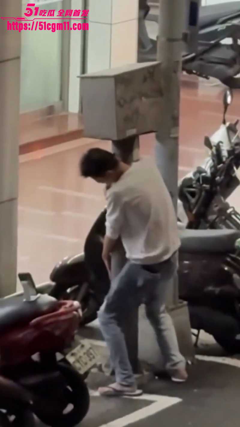 性压抑精神小伙 路边狂日电线杆  1