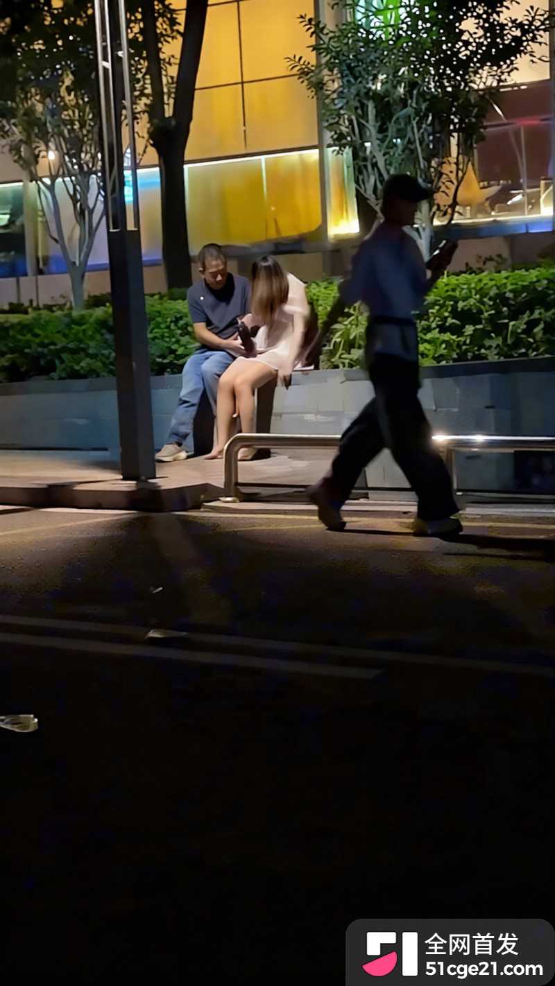 饥渴狗男女户外整活 当街无视路人野战调情2