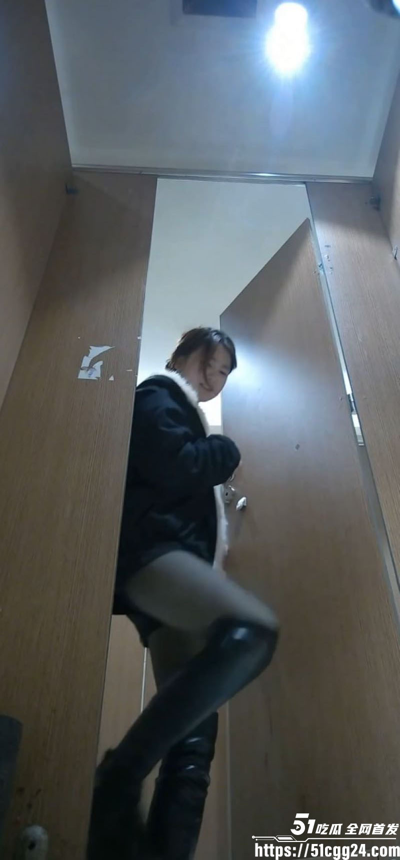 独家偷拍KTV女厕全景 1