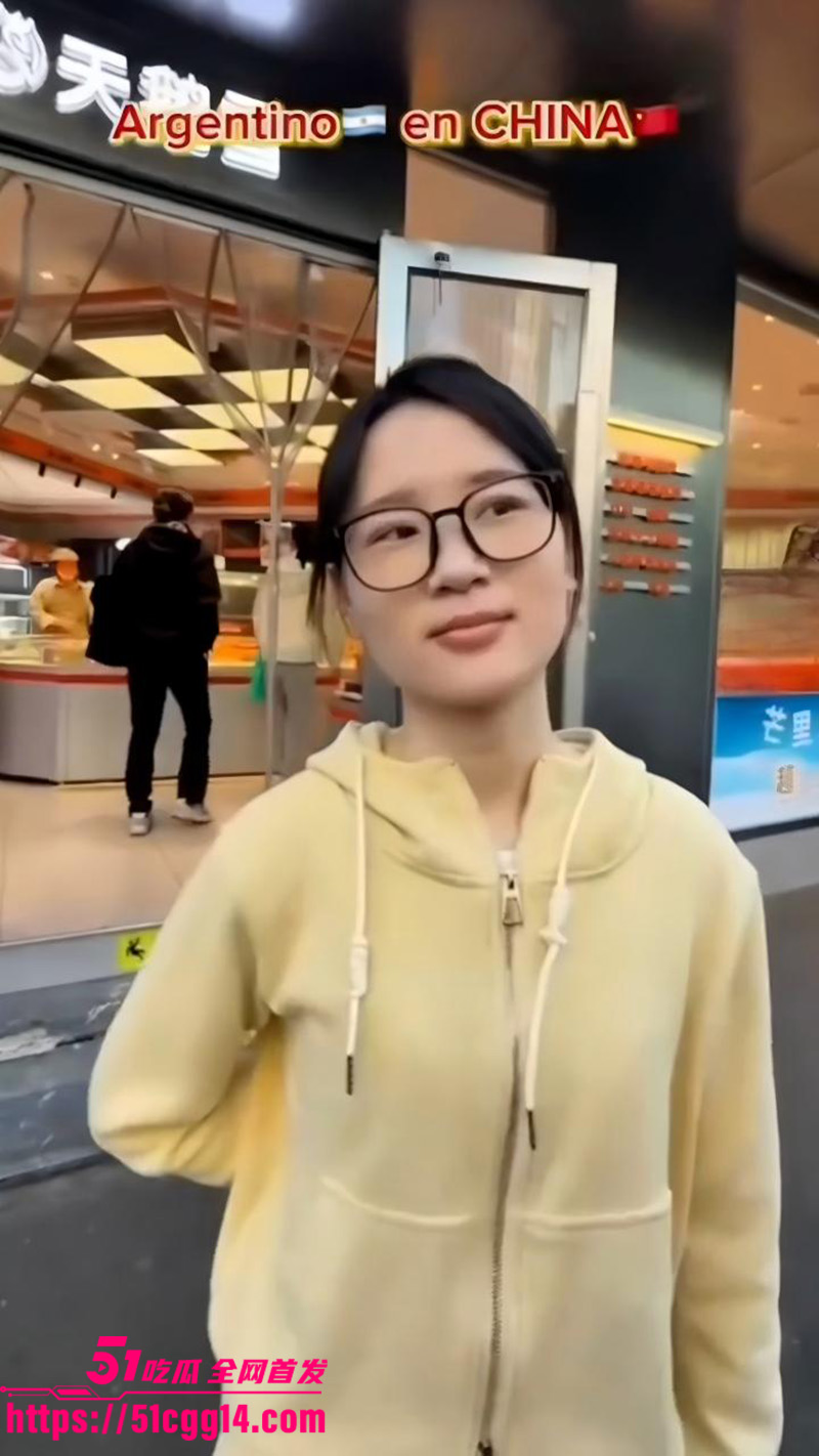眼镜反差婊街头与阿根廷猛男热吻1