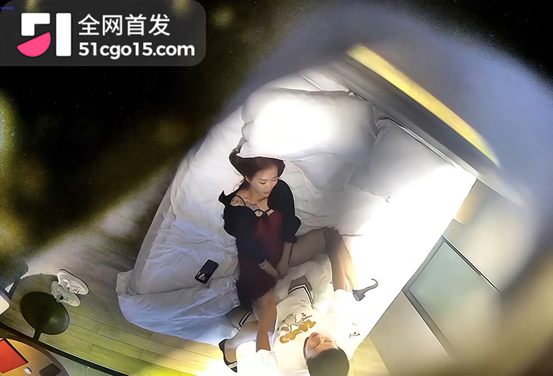 酒店针孔摄像头偷拍男子强上女同事 12 拷贝