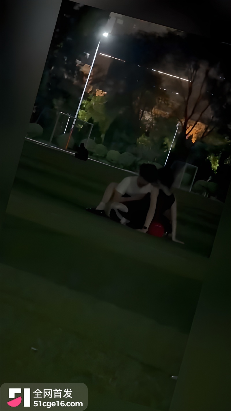 小情侣操场公开野战被偷拍 2