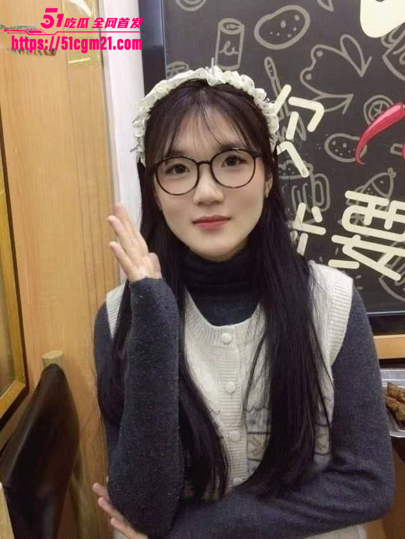 传媒学院眼镜妹 周晓云 男友调教视频泄密 露脸深喉传统姿势爆操 反差婊骚到没边！