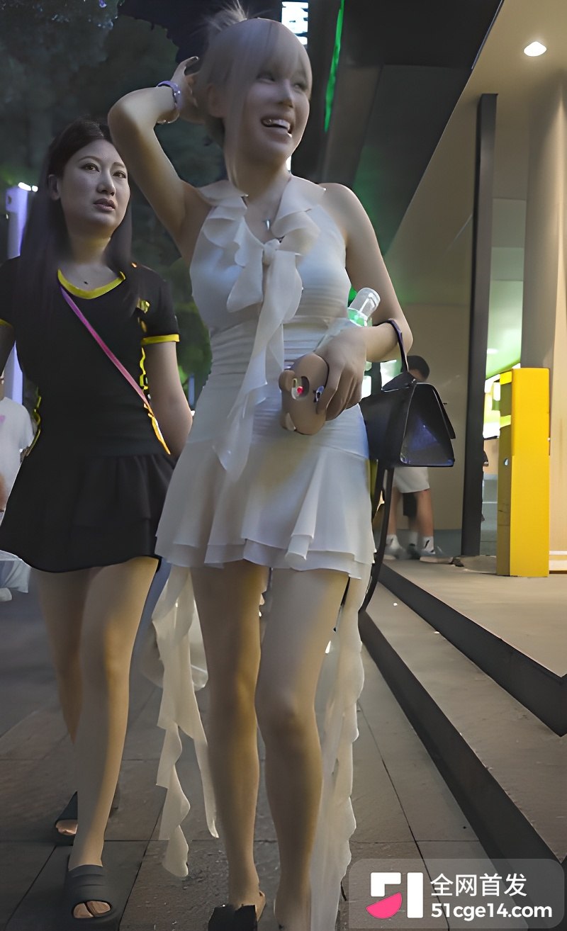 痴汉大爷户外偷拍惨被抓包  5