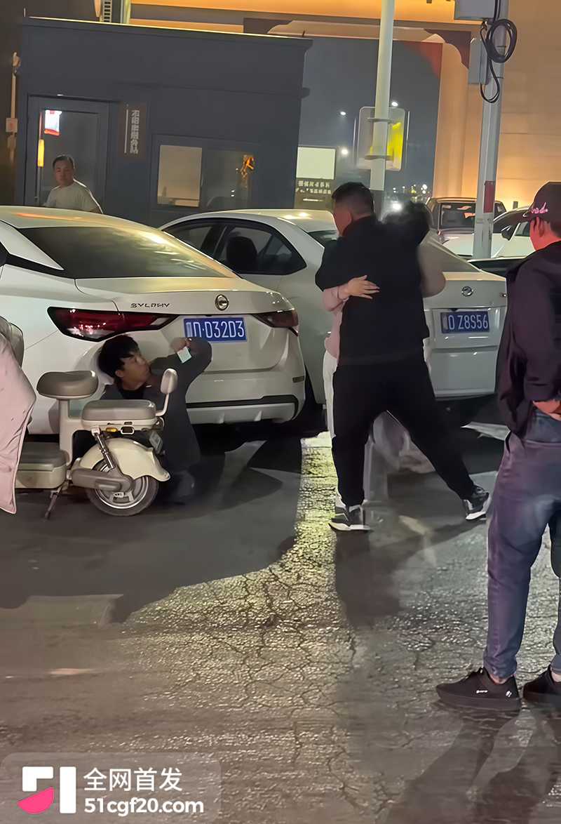 广府街头捉奸暴打小三火烧电动车 3 拷贝