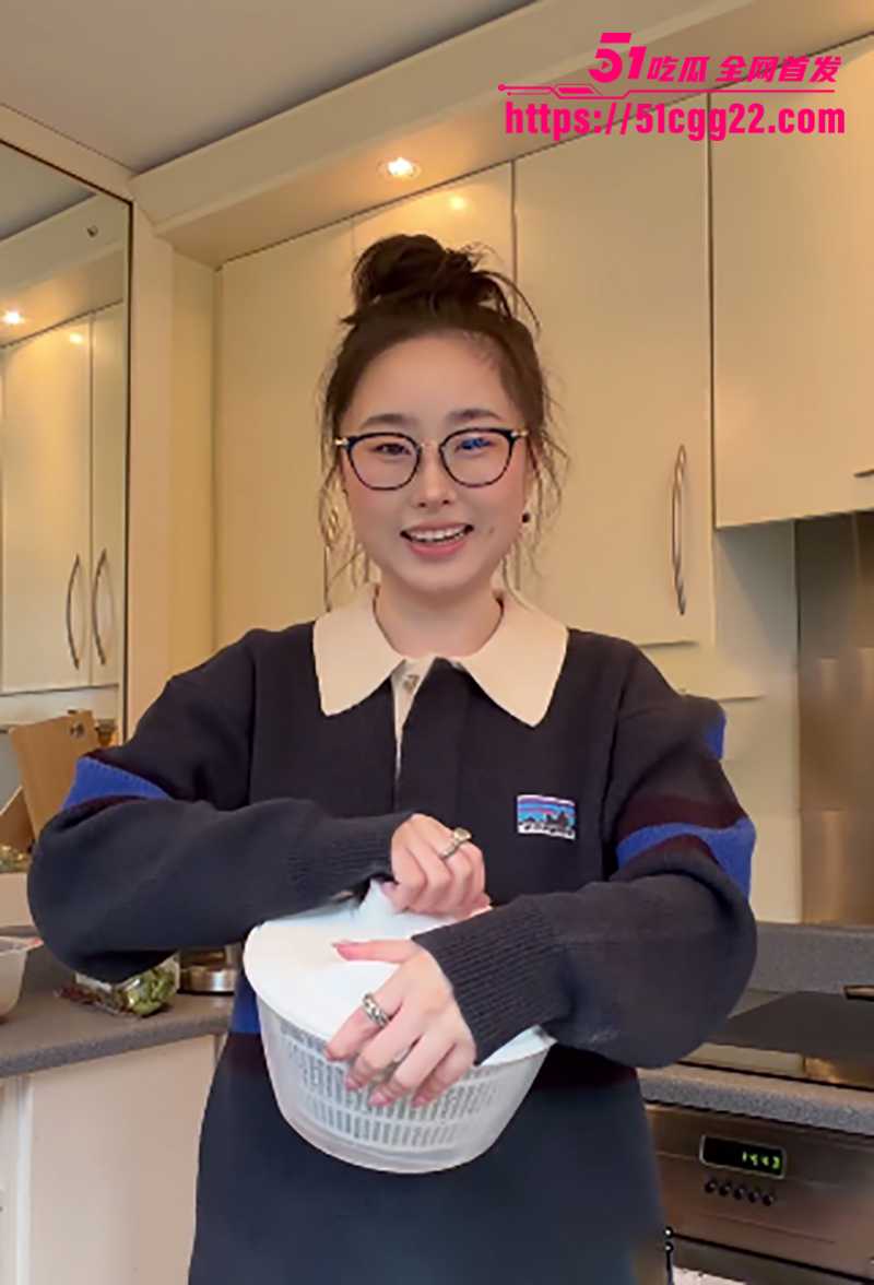极品阿黑颜母狗噗噗新作微醺侍奉视频流出1拷贝