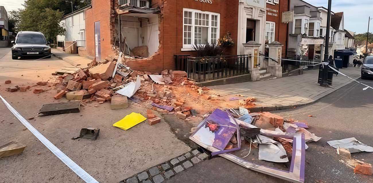 英国惊现暴力抢劫 ATM！劫匪开叉车硬拆墙体 直接把取款机整车搬走