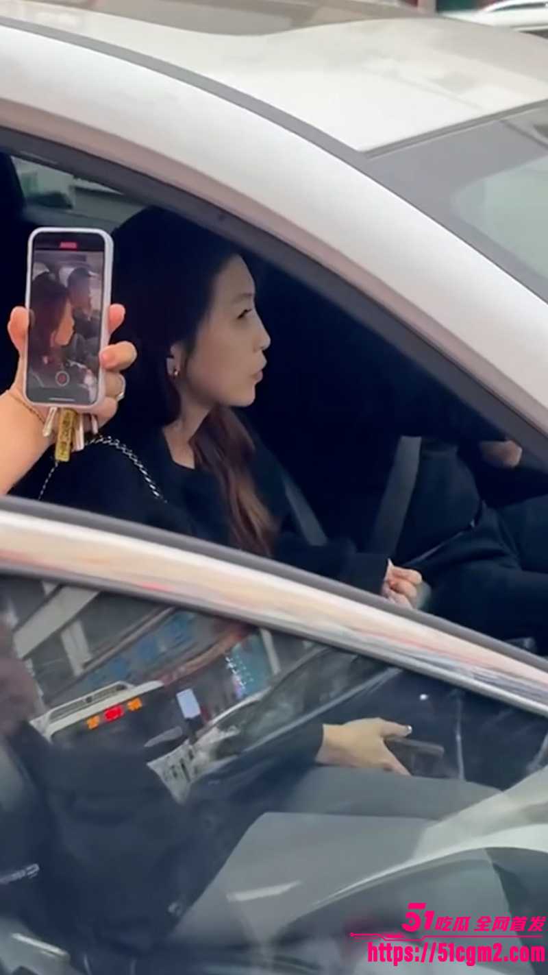 母女联手抓小三 街头堵车  1