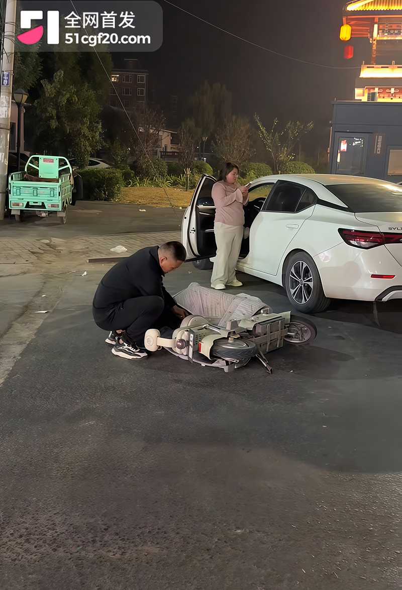 广府街头捉奸暴打小三火烧电动车 4 拷贝