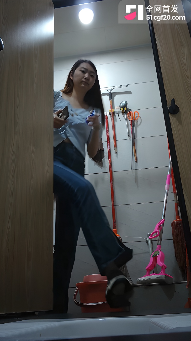 精品女厕系列捕捉少妇如厕瞬间 1