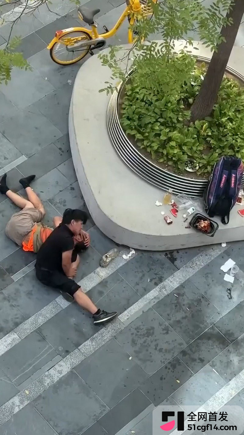 UFC北京分赛站黑衣男打环卫工 4
