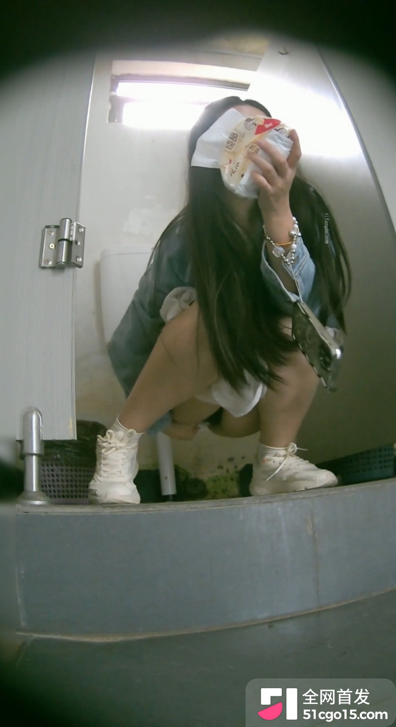 大神商场女厕所偷拍美女放尿 4