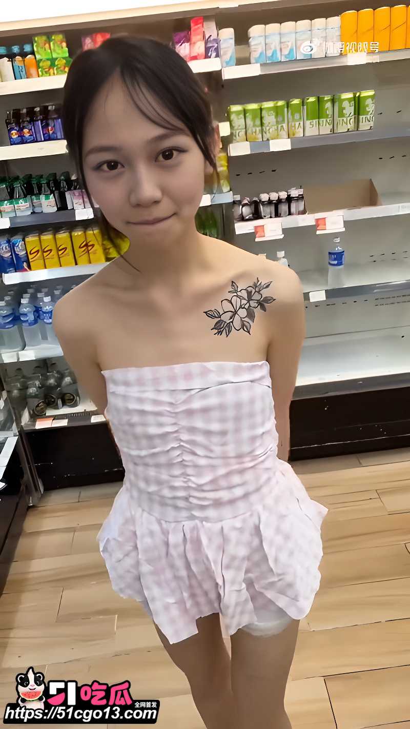 18岁萝莉乐迪约炮肌肉猛男Gattouz0 1