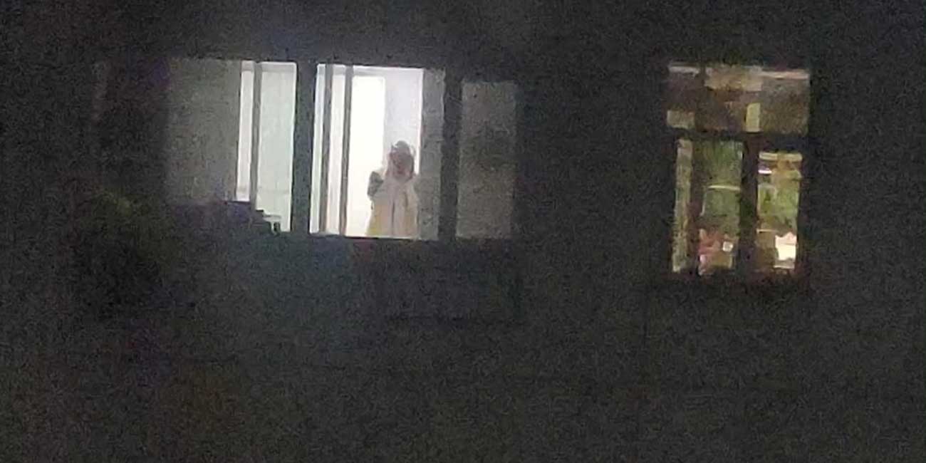 河北张家口宣化科技职院 馨苑围墙变态男 望远镜偷窥学生妹洗澡 现场视频流出！