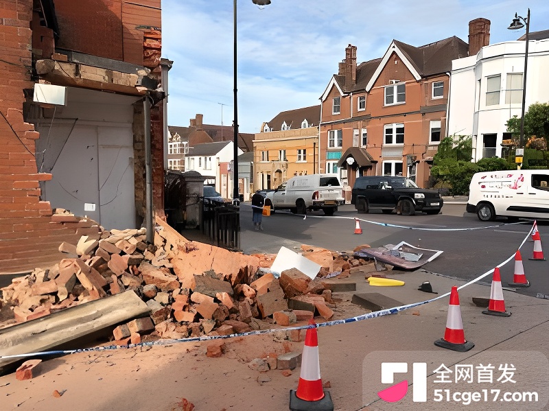 英国惊现暴力抢 ATM 2
