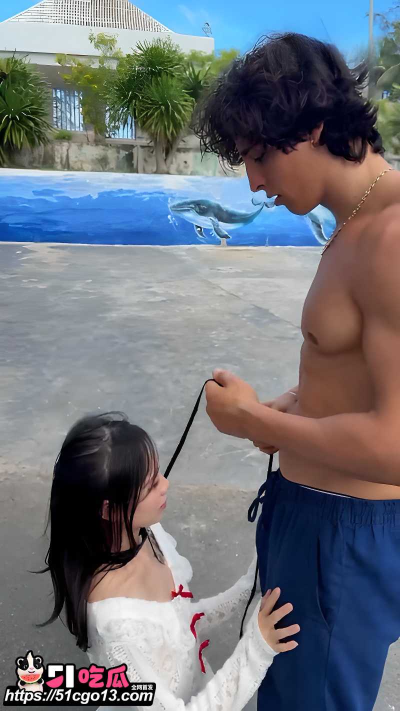 18岁萝莉乐迪约炮肌肉猛男Gattouz0 2