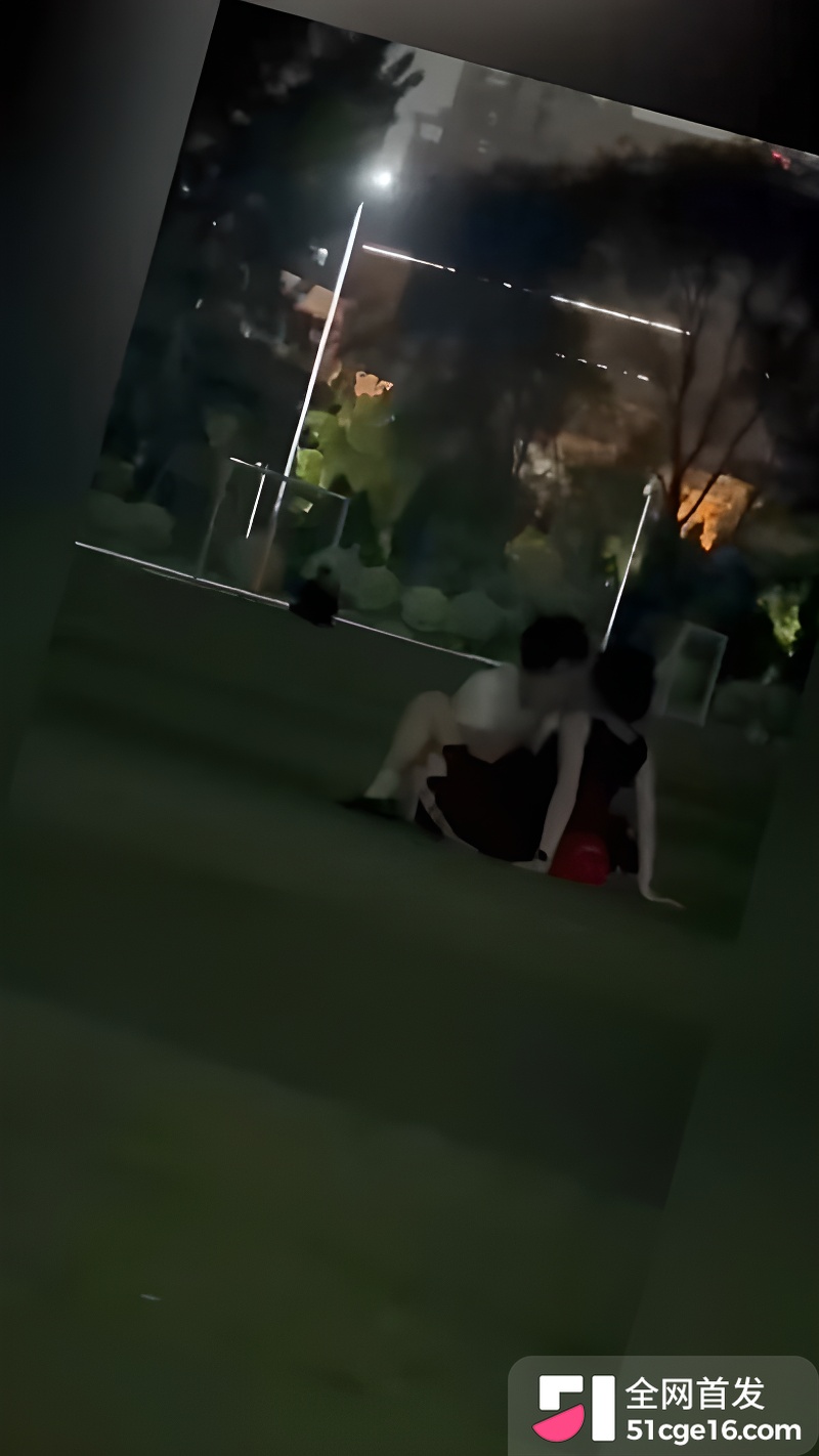 小情侣操场公开野战被偷拍 1