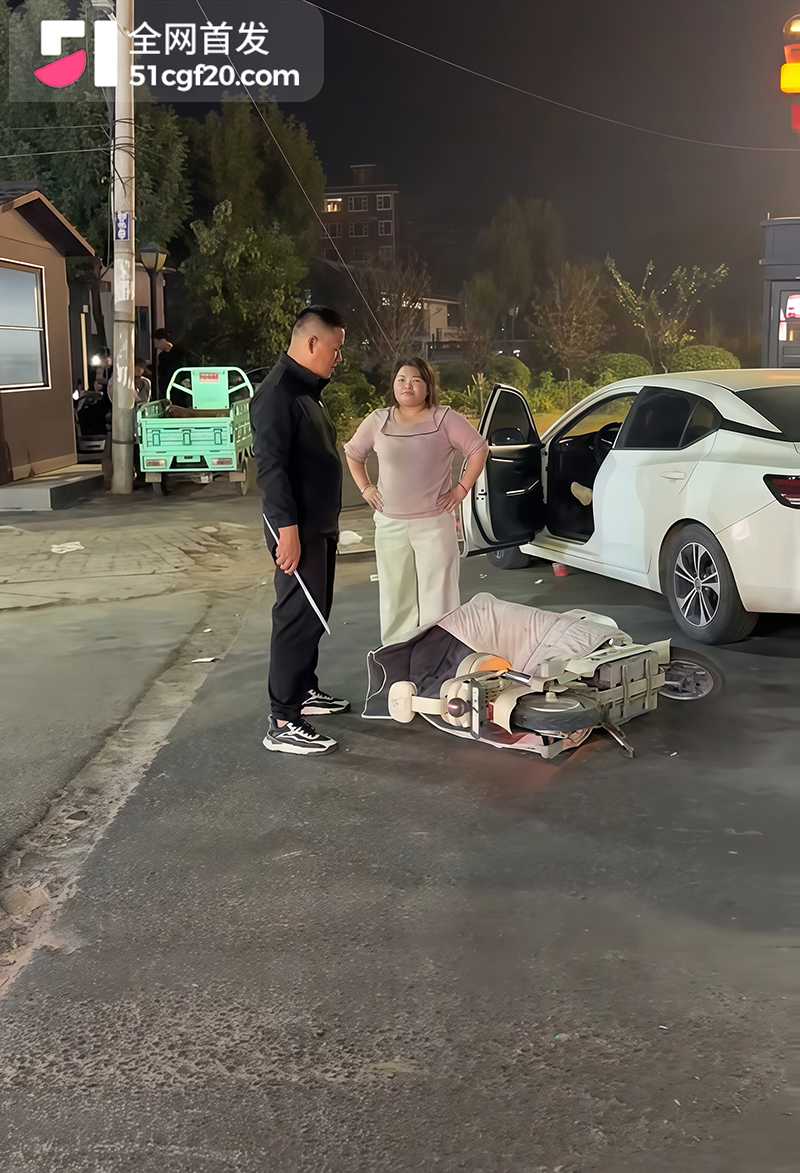 广府街头捉奸暴打小三火烧电动车 5 拷贝