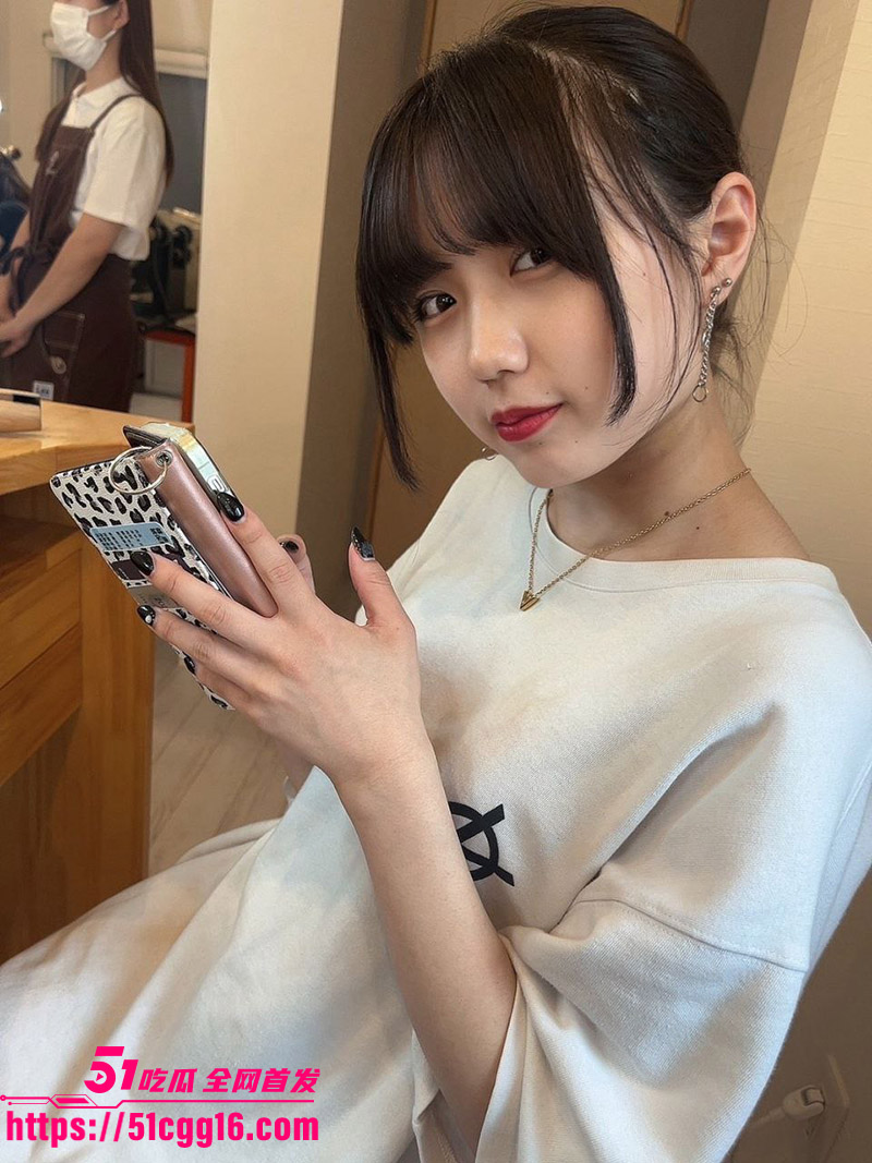日本超可爱女大学生公园厕所自慰1