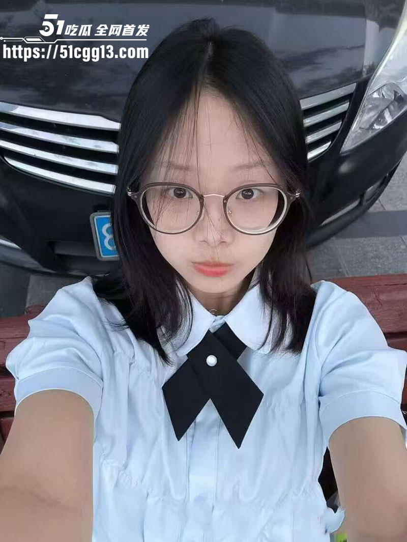 青岛滨海学院大二眼镜妹1