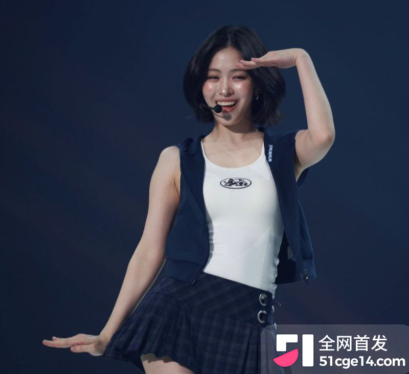 韩国知名女星申留真巡演时伸手扣逼 9