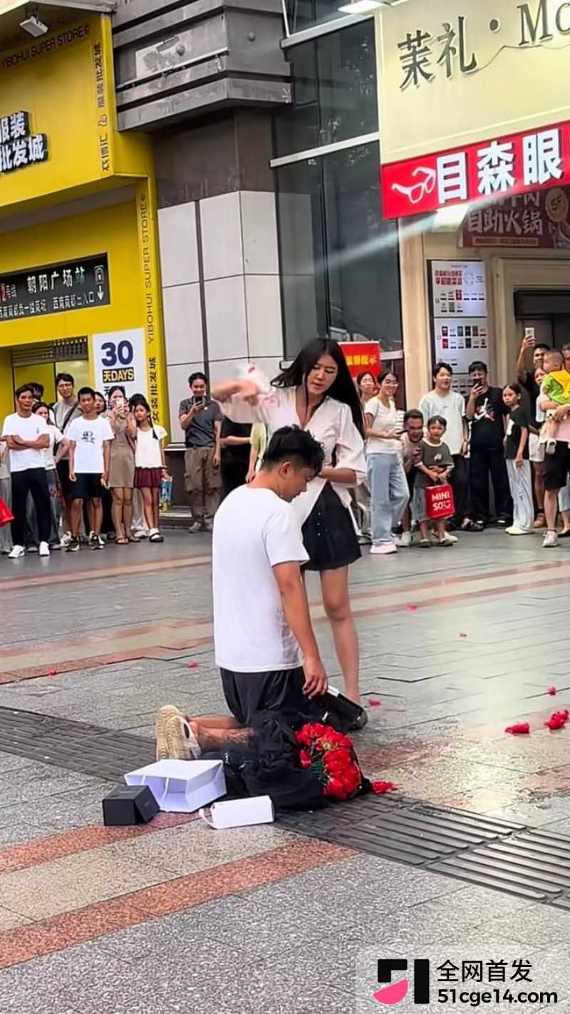 广西南宁朝阳广场目森眼镜求婚视频02