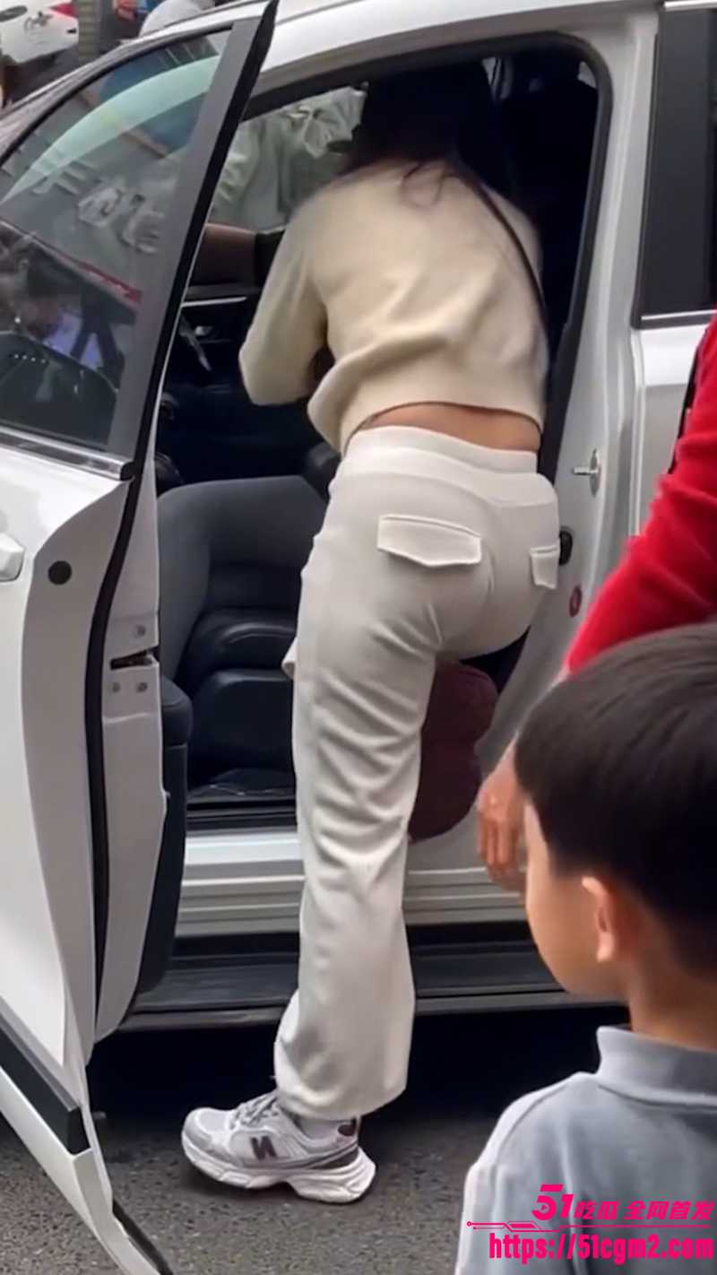 母女联手抓小三 街头堵车  4