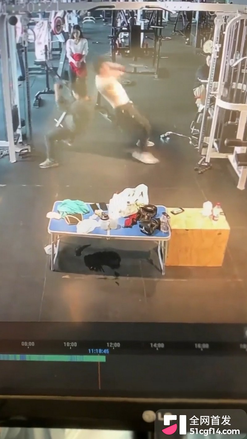 健身房监控雄性魅力大展示 4