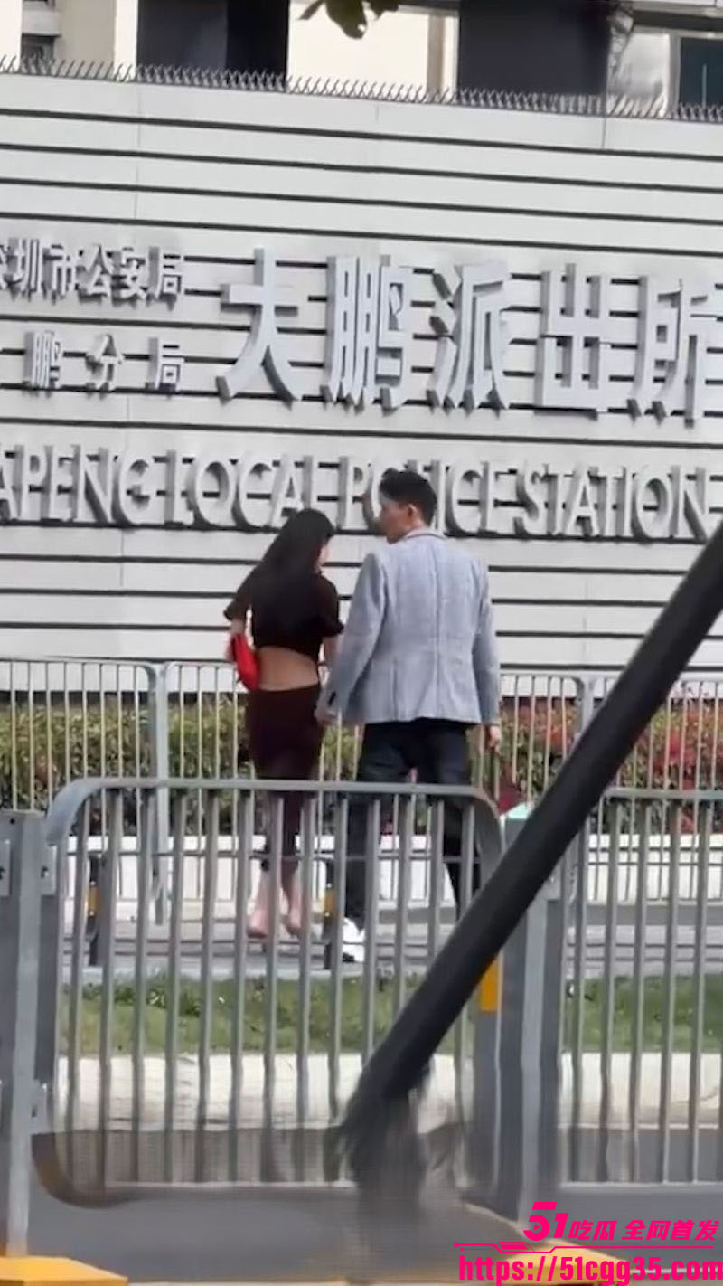 深圳大型抓奸现场丑女出轨被抓现行 1