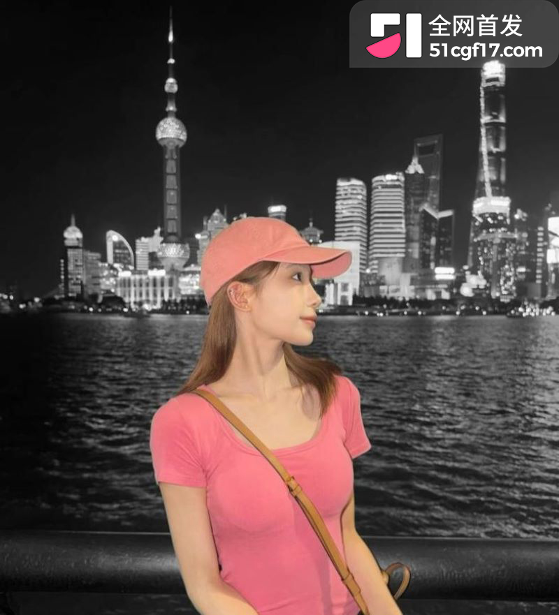抖音网红Kiss酒吧搂吻被抓拍 5