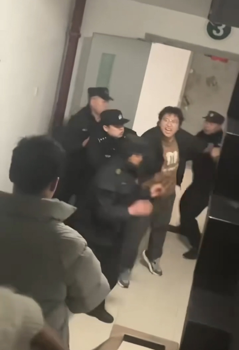 大学生熬夜写二次元小说写疯癫被抬走视频1