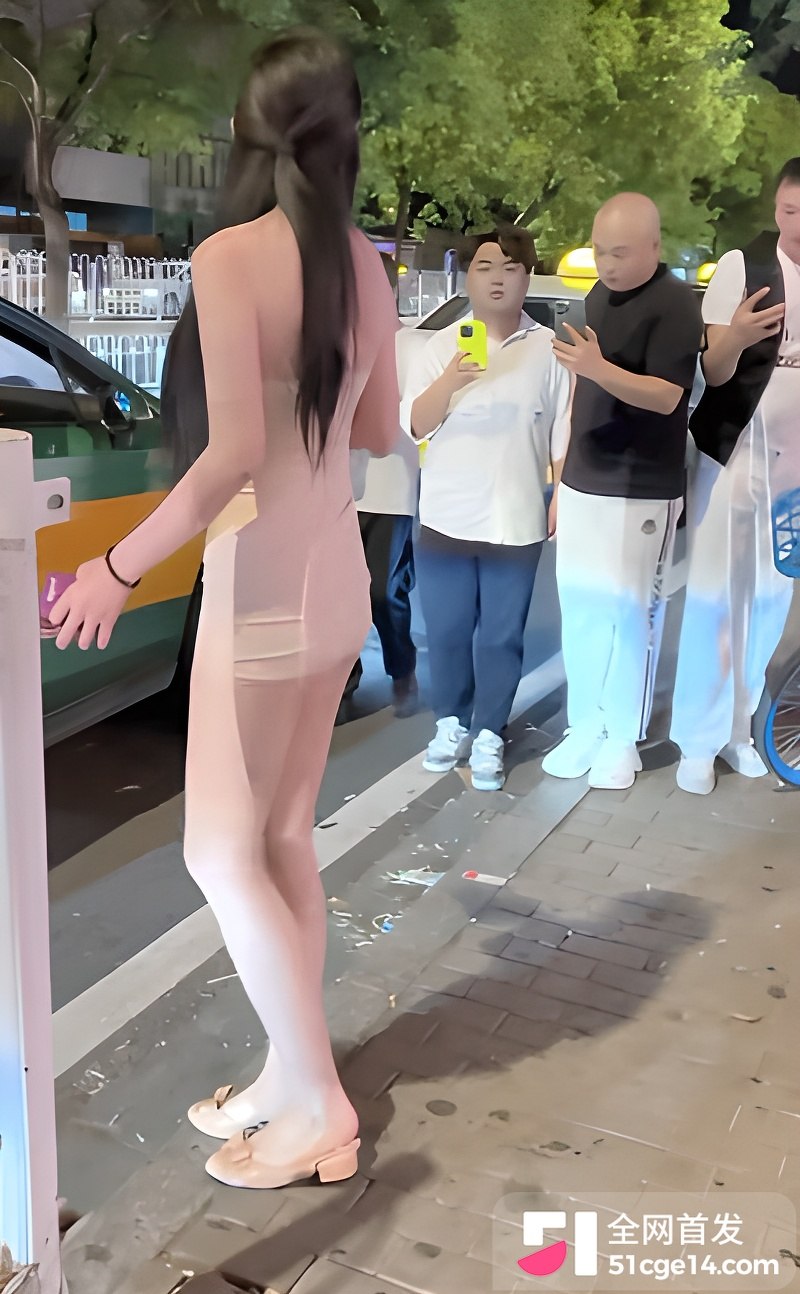 痴汉大爷户外偷拍惨被抓包  3