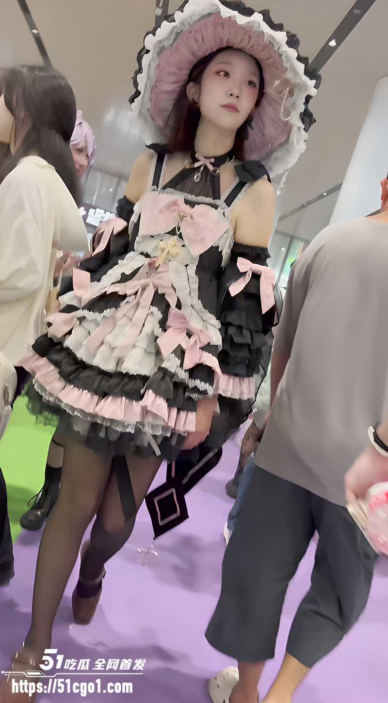 漫展抄底黑丝洛丽塔美女 1