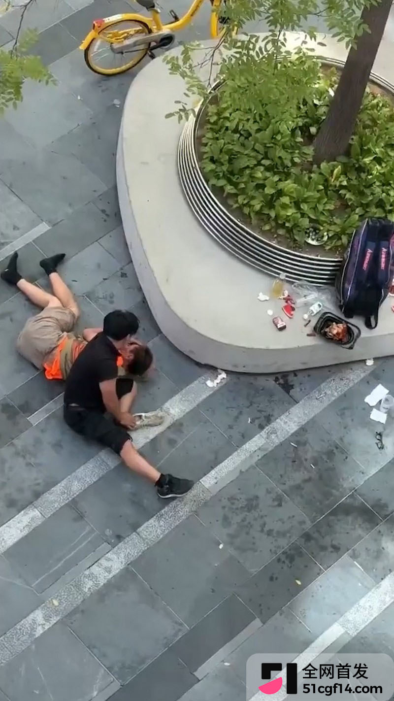 UFC北京分赛站黑衣男打环卫工 2