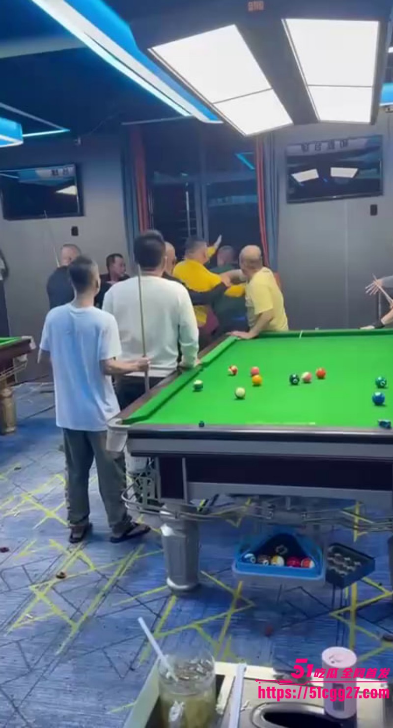 海南琼海某乡镇台球厅打架视频流出 十几名大汉互殴现场乱作一团 场景猛烈堪比古惑仔  3