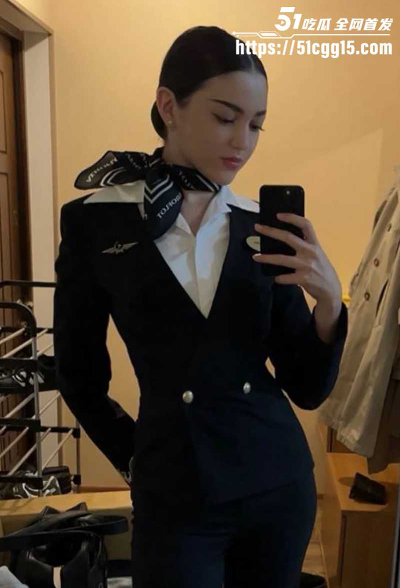 俄航黑丝丰乳肥臀空姐谢娃拉不雅视频流出1拷贝