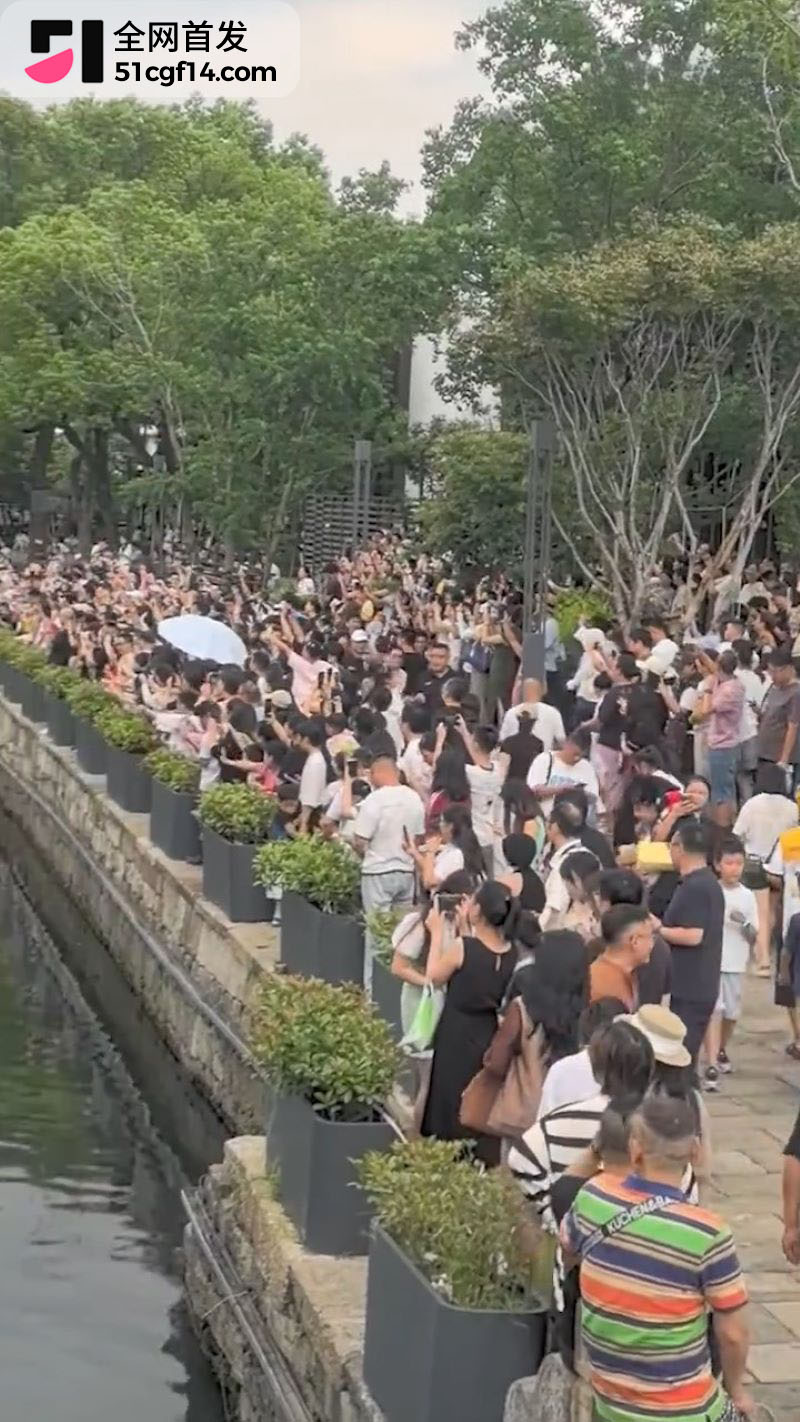 浙江葫芦娃爷爷亲手剪掉7个葫芦 6
