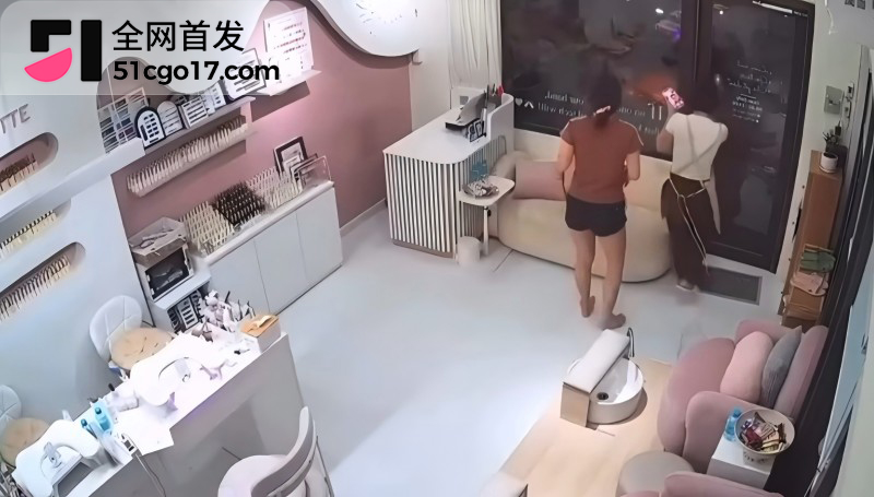 国外奇葩男子 玩街射勇闯街边店铺6