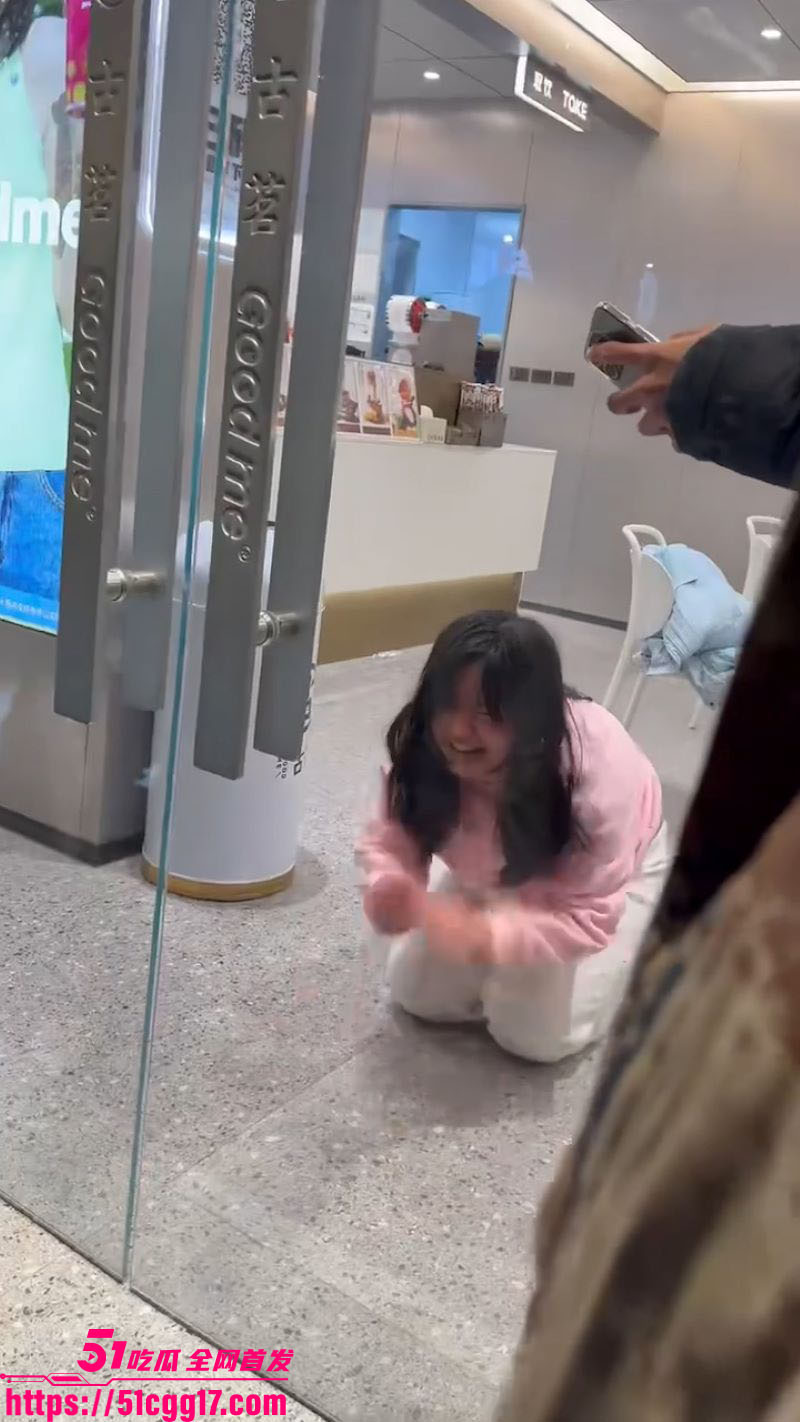 山东平邑莲花山古茗奶茶店女子裸奔 1