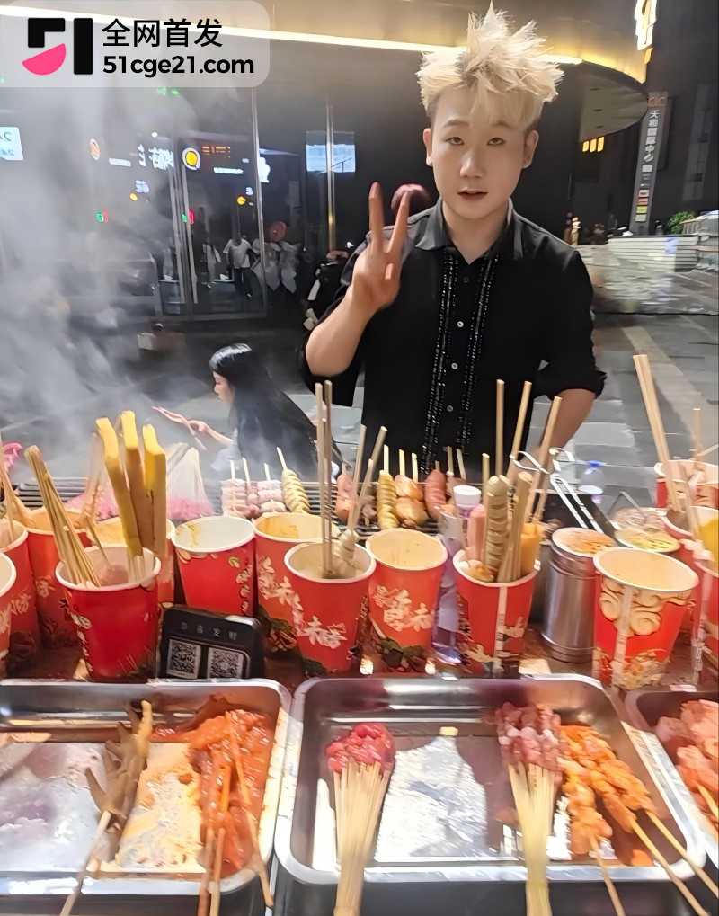TFboys王源模仿者 王扁 摆摊卖烤串惨遭殴打2