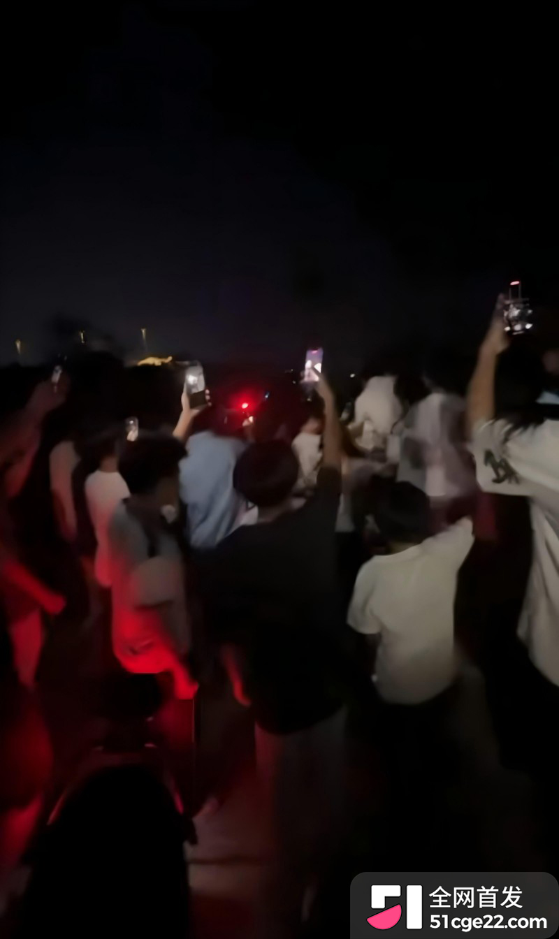 精神小伙深夜霸凌4
