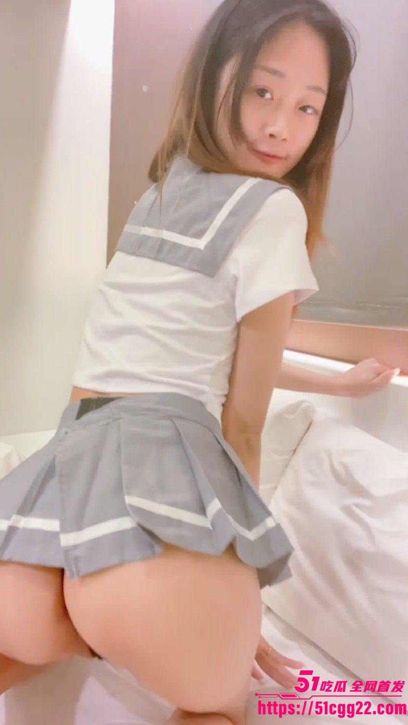 19岁饥渴反差嫩妹自慰视频01