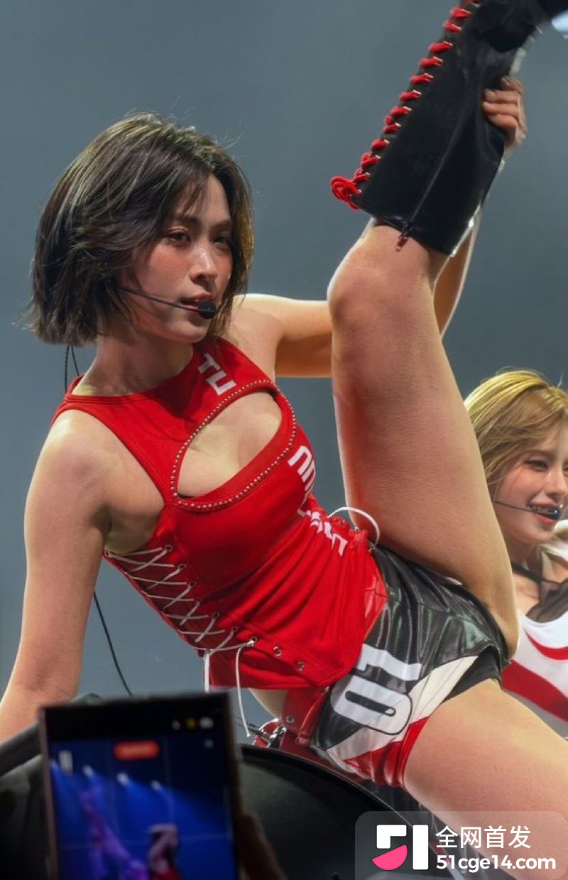 韩国知名女星申留真巡演时伸手扣逼 5
