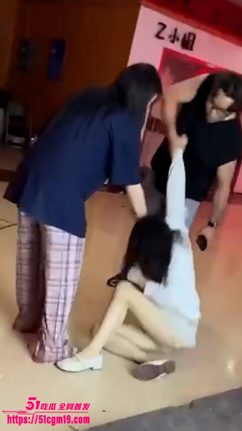 女子出轨翻车 老公当众狠扇耳光 4