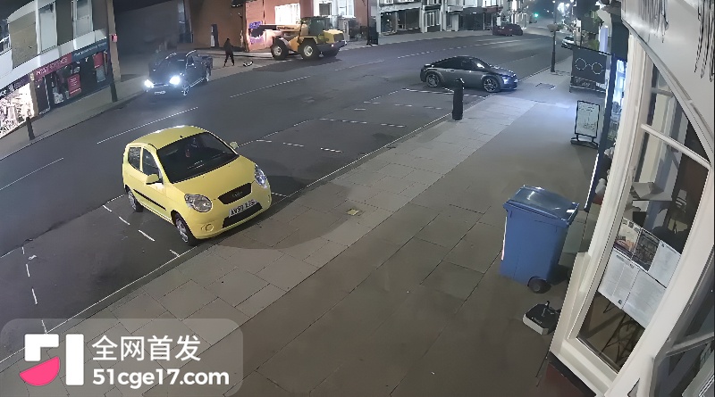 英国惊现暴力抢 ATM 4