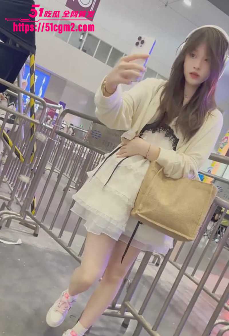 抄底大神KFC抄底顶级无内CD可爱学生妹视频流出1拷贝
