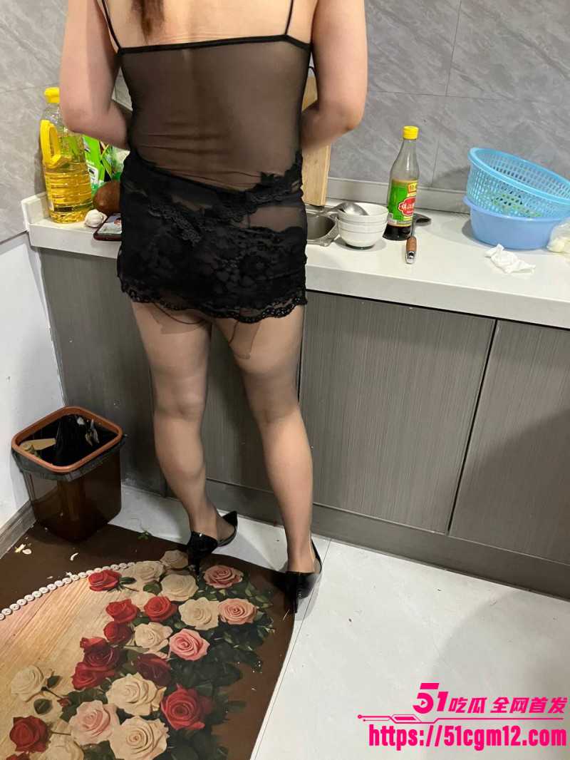 爱吃饺子和嫂子厨房操嫂子04